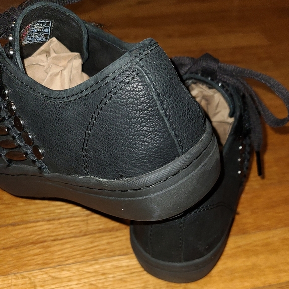 EUC UGG Sneakers - Picture 4 of 9